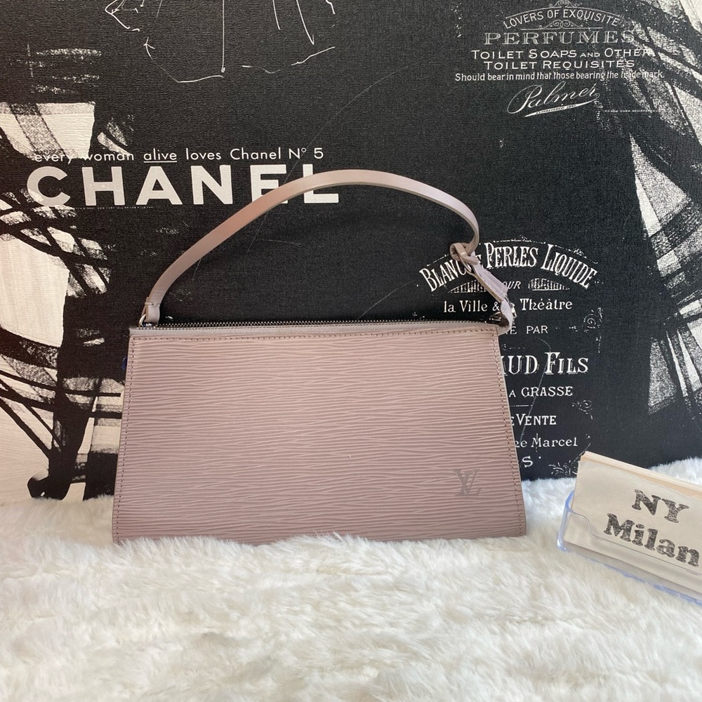 Louis Vuitton
Pochette Accessoires Epi Leather